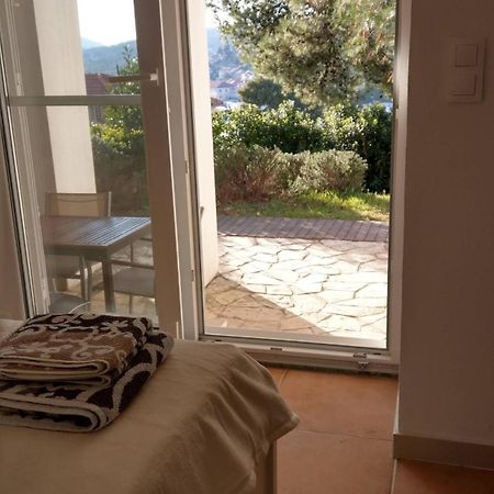 Cozy Jelsa Apartment In The Shade Of The Pines. Bagian luar foto
