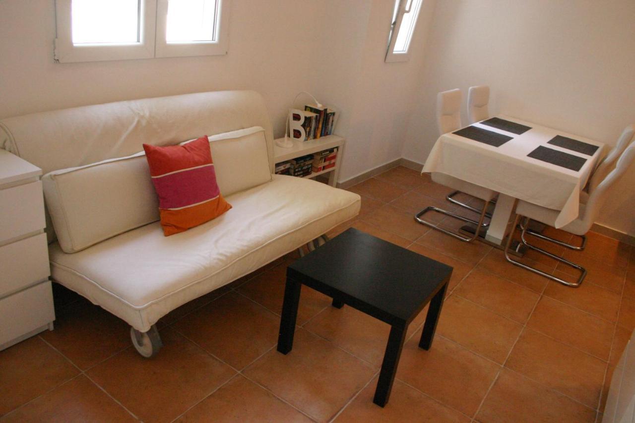 Cozy Jelsa Apartment In The Shade Of The Pines. Bagian luar foto