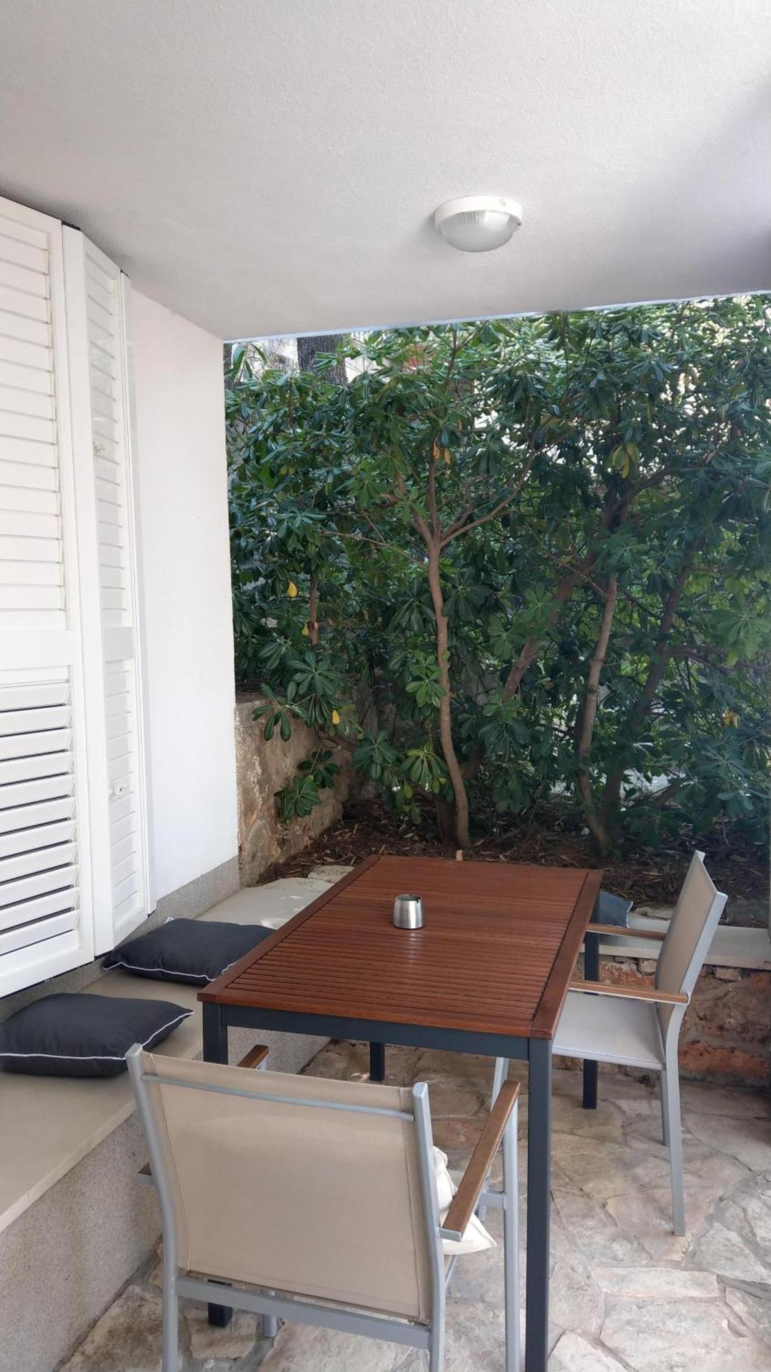 Cozy Jelsa Apartment In The Shade Of The Pines. Bagian luar foto